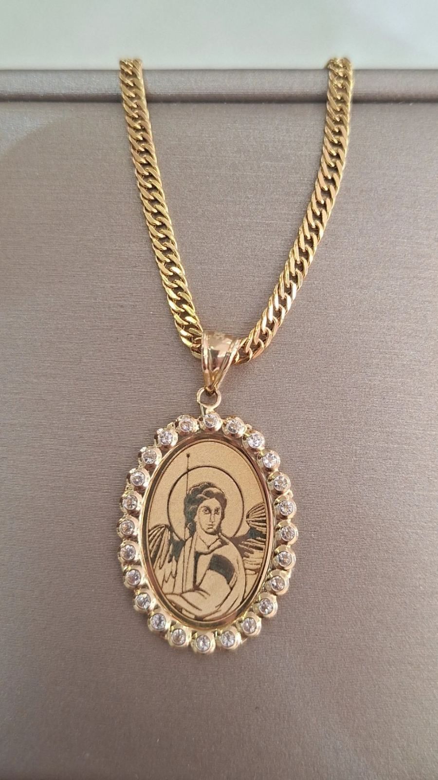 Zlatni lanac privezak gravura anđeo