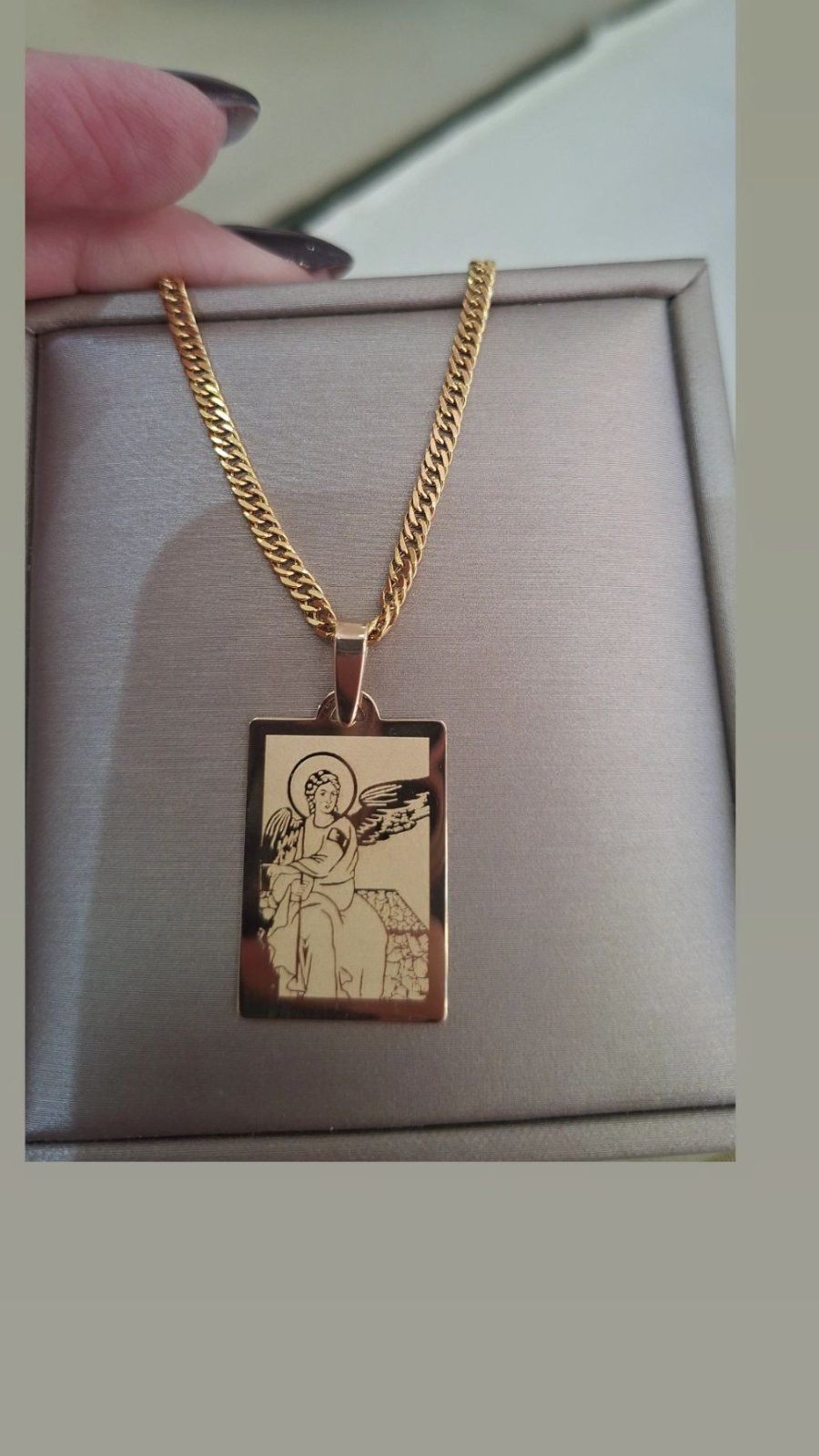 Zlatni privezak gravura anđeo čuvar