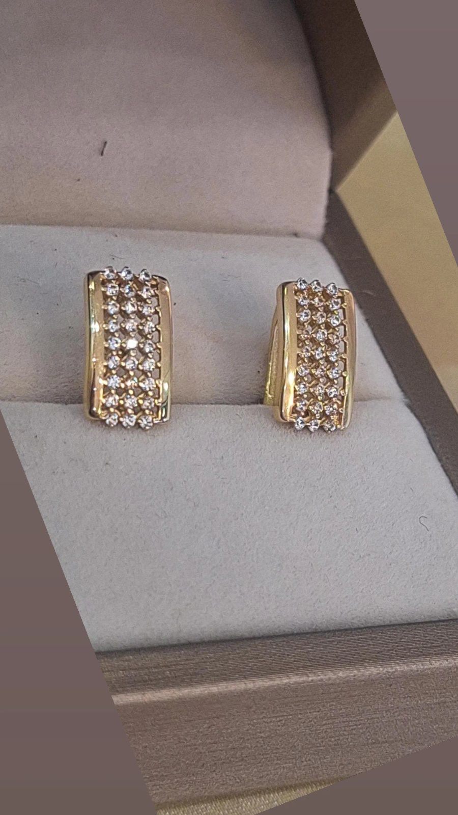 Zlatne minđuše pave cirkoni