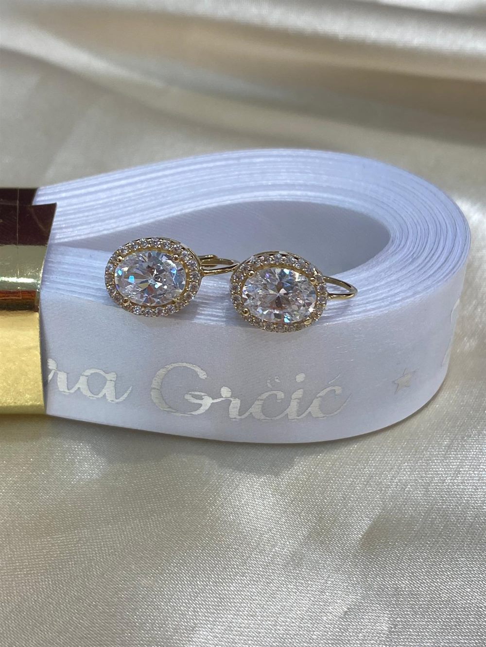 Zlatne okrugle pave minđuše