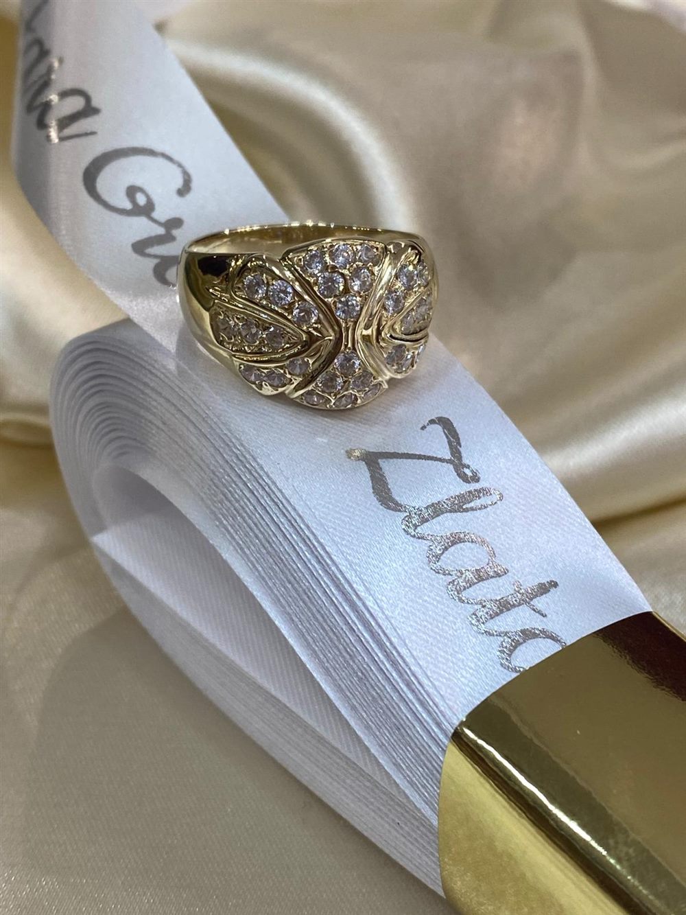 Zlatni prsten sa cirkonima ornament